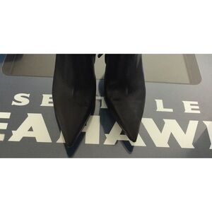 Women boots is Is damaged on the bottom heels and heels